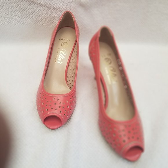 Low heels in luscious salmon color. - Picture 5 of 9